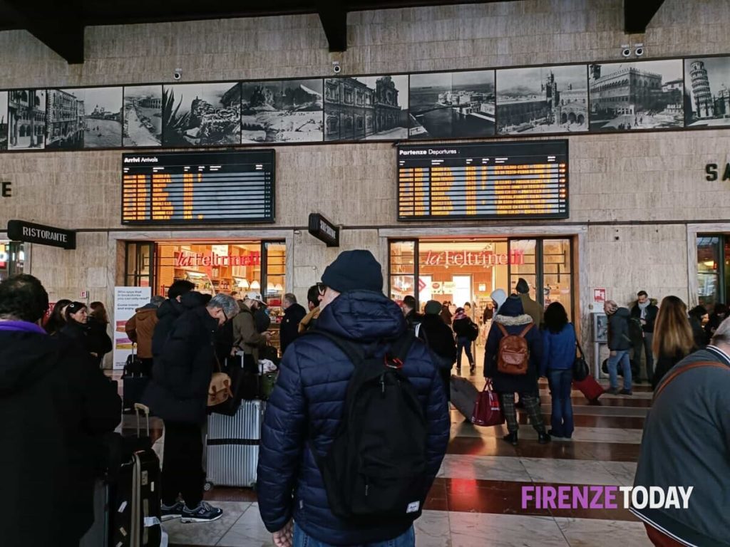Caos treni: ritardi, cancellazioni e scioperi: “Difficile viaggiare così”