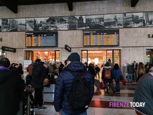 Caos treni: ritardi, cancellazioni e scioperi: “Difficile viaggiare così” 
