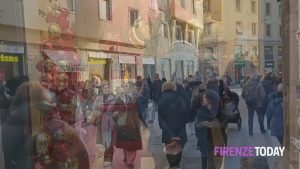 Al via i saldi invernali, grande afflusso per le strade del centro: "Sconti convenienti" / VIDEO 