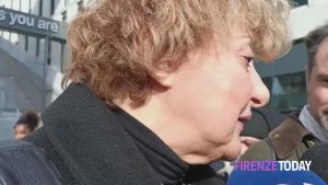 "Lapide" davanti al The Social Hub. “Qui giace Firenze morta di overtourism” / VIDEO 