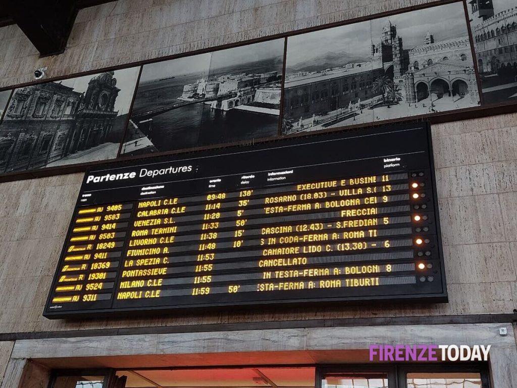 Caos treni senza fine, ancora disagi. "Ignoti hanno danneggiato la linea Firenze-Roma"