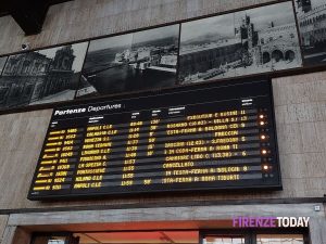 Caos treni senza fine, ancora disagi. "Ignoti hanno danneggiato la linea Firenze-Roma"