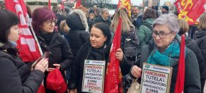 "Lavoratori 'fragili' sospesi dal lavoro senza stipendio", protesta alla Pam Panorama dei Gigli / FOTO