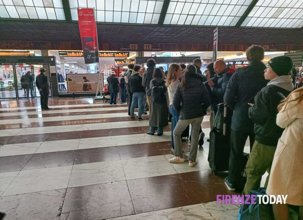 Weekend nero per i viaggiatori: “Basta ritardi, scioperi e disagi. Siamo stanchi” / FOTO