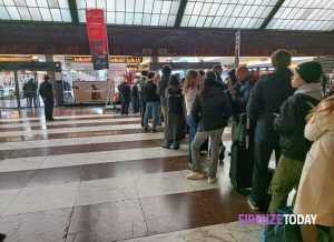 Weekend nero per i viaggiatori: “Basta ritardi, scioperi e disagi. Siamo stanchi” / FOTO