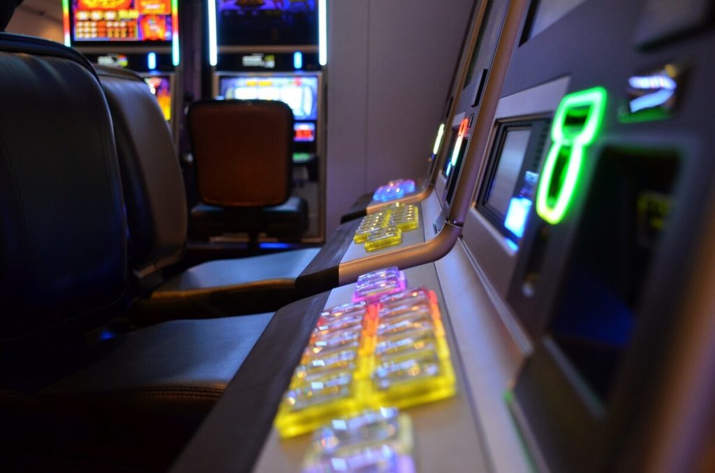 Rapina con martelli nella sala giochi di Lastra: colpito il gestore