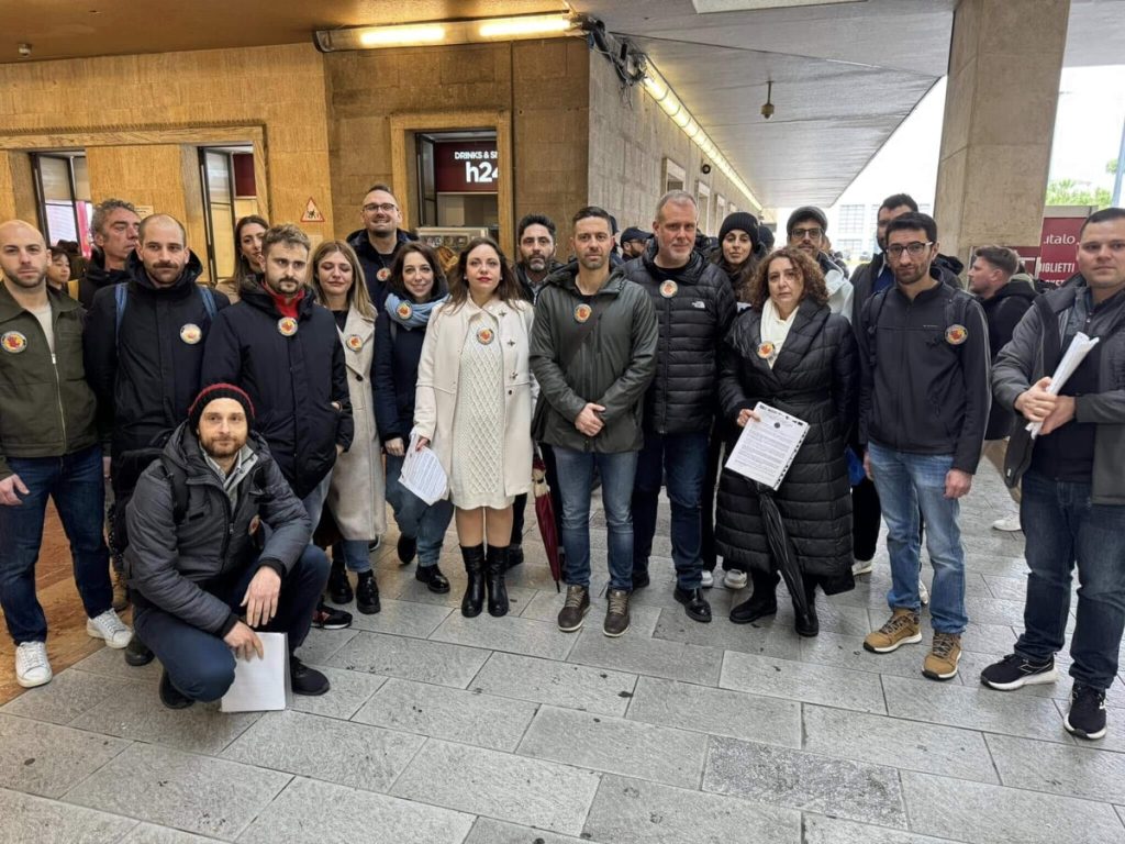 Treni, protestano i lavoratori: "Più di 800 aggressioni in un anno: basta violenza"