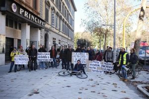 Protesta sui viali: "È sparita la pista ciclabile" / FOTO