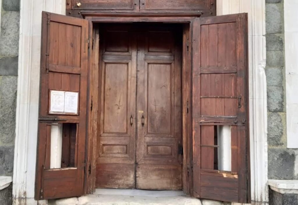 Sfondate e vandalizzate le porte della basilica: ipotesi baby gang