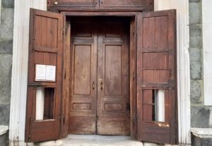 Sfondate e vandalizzate le porte della basilica: ipotesi baby gang