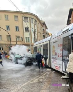 Tram deragliato: donna incinta bloccata nel traffico, intervento d’emergenza della polizia  FOTO
