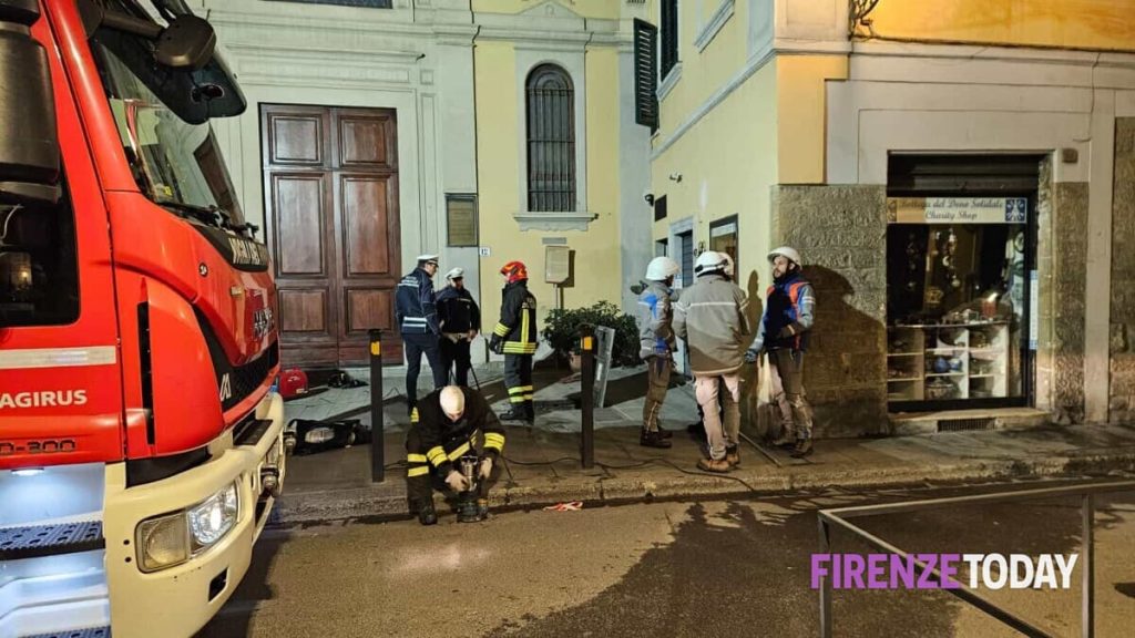 Scoppia un tubo: in fiamme un cabina elettrica tra Via San Gallo e Via Guelfa