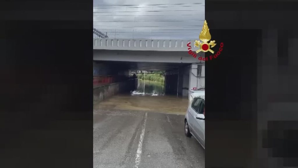 Sorpreso in auto dal nubifragio, bloccato nel sottopasso di Via Mariti
