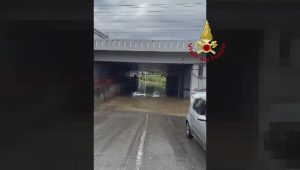 Sorpreso in auto dal nubifragio, bloccato nel sottopasso di Via Mariti