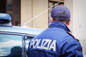 Spray al peperoncino contro i poliziotti