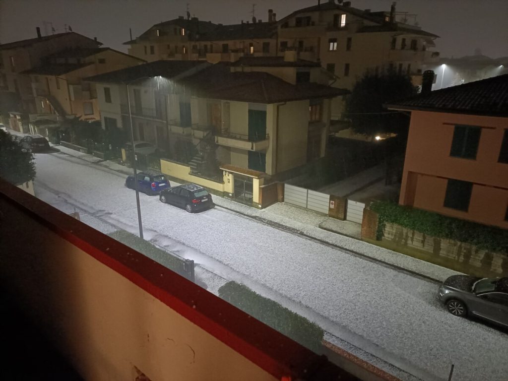 Maltempo: maxi grandinata nell'Empolese, strade imbiancate