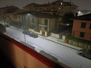 Maltempo: maxi grandinata nell'Empolese, strade imbiancate