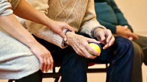 Sospetta intossicazione alimentare in Rsa: coinvolti oltre cento anziani, tre morti dopo il ricovero