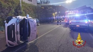 Grave incidente: perde il controllo dell'auto e si ribalta / FOTO