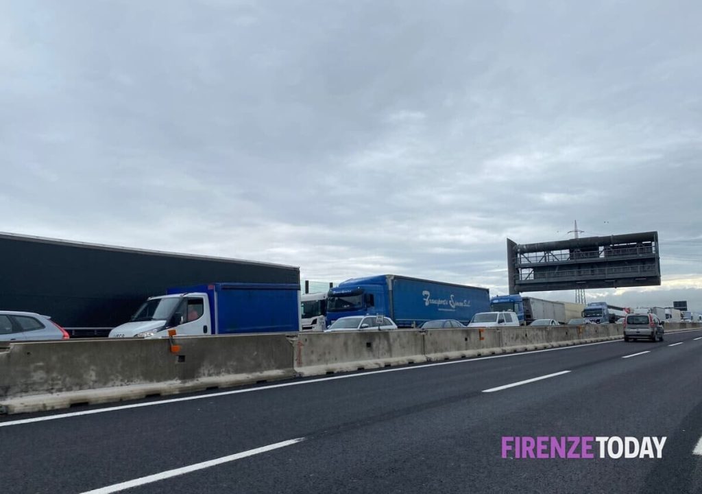 Autostrada A1, ancora un incidente: tutti fermi, 9 km di coda