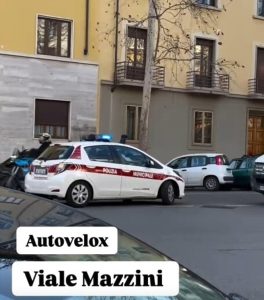 Polizia municipale con apparecchio sul tettuccio: non è un autovelox