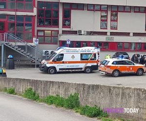 Paura a scuola: studente precipita dalla finestra