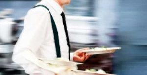 Ristoranti senza camerieri né cuochi: ecco perché nessuno vuole più fare questi lavori