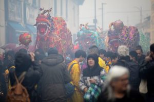 Capodanno Cinese a Prato, folla sotto la pioggia per il “dragone”  FOTO