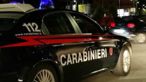 Uomo accoltellato alla schiena, arrestata la compagna