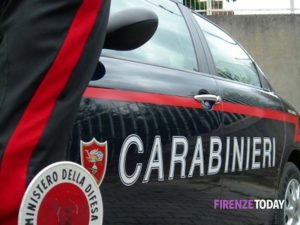 Rubano un paio di occhiali da sole e picchiano il proprietario, arrestati due 18enni