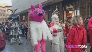 Colore e musica: le strade del centro si animano con la parata di carnevale / VIDEO