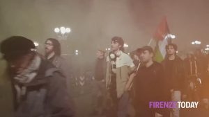 Corteo pro-Palestina: vernice contro gli ingressi di un supermercato / VIDEO
