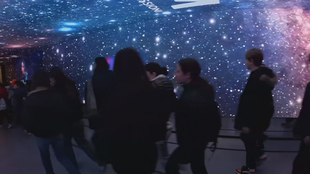 Sottopassaggio della stazione: tunnel immersivo tra le stelle VIDEO