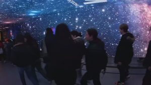 Sottopassaggio della stazione: tunnel immersivo tra le stelle  VIDEO