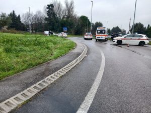 Fugge dal posto di controllo della polizia municipale: scatta l'inseguimento, poi l'incidente / FOTO