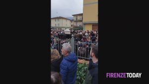 Tantissimi al funerale di Eleonora Guidi, il sindaco: "Sforzo comune per eliminare la violenza, ora occupiamoci del bambino" / VIDEO