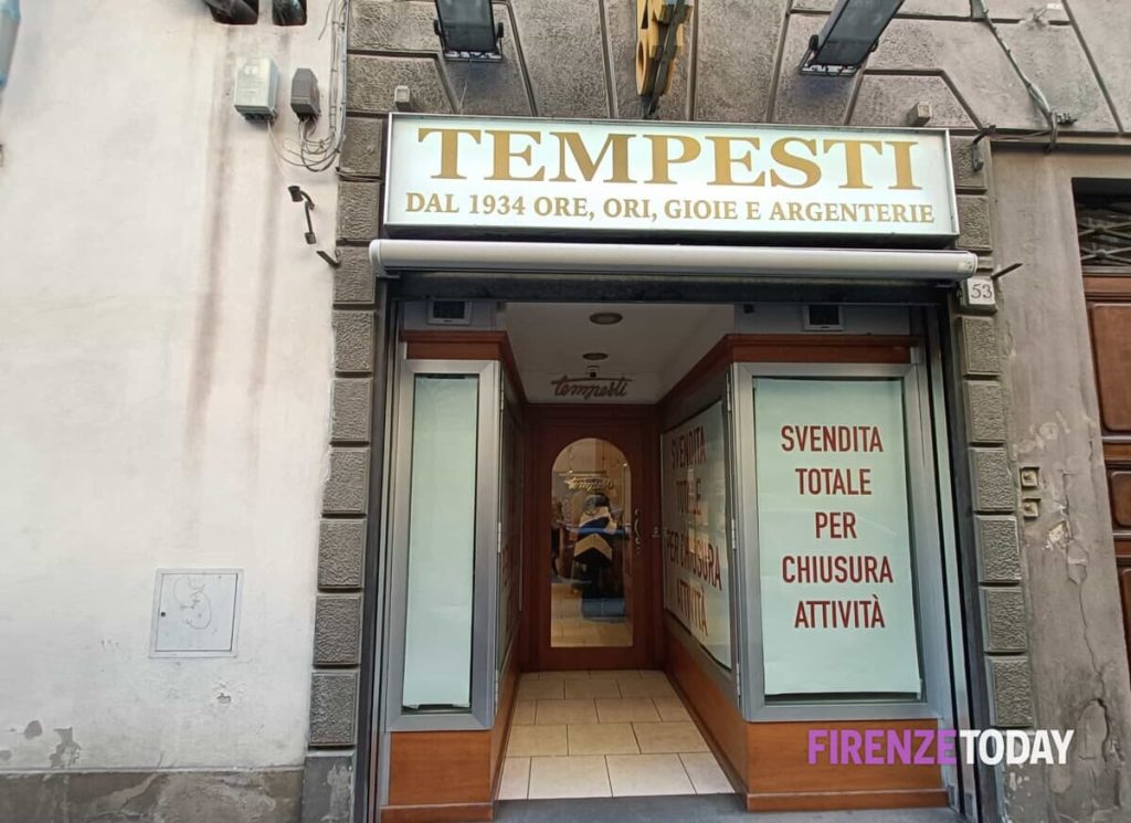 Chiude la gioielleria Tempesti. "Addio a un pezzo di storia di via de' Servi" / FOTO