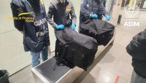 Da Peretola passa di tutto: denaro contraffatto, medicinali, cibo, viagra. Un anno di sequestri all'aeroporto