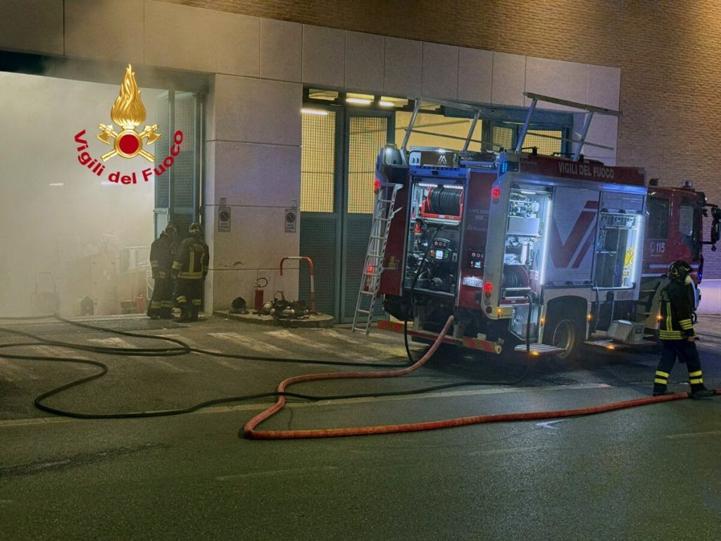 Incendio al centro commerciale di Novoli / FOTO
