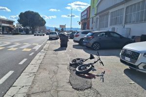 Travolto da un'automobile mentre pedala: ciclista in prognosi riservata