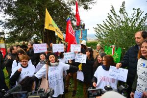 Faentina, pendolari e sindaci del Mugello uniti nella protesta: "Sanzionate Trenitalia, biglietti ridotti finché non risolvete i problemi" / FOTO