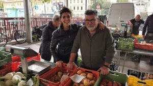 Dopo 70 anni chiude il banco di Marisa e Mario: addio a un pezzo di storia del Mercato delle Cure