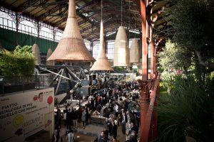 Al Mercato Centrale di Firenze musica e vinili tra le cassette di frutta