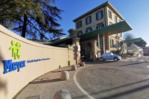 Brutto incidente stradale: coinvolte due sorelline, una grave al Meyer
