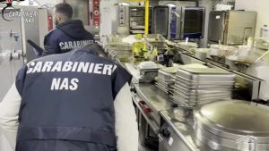 Morti dopo intossicazione alimentare: i Nas nelle mense, disposta un'autopsia