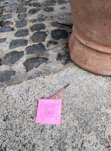 Consumo di eroina nei giardini: post it per segnalare le siringhe abbandonate
