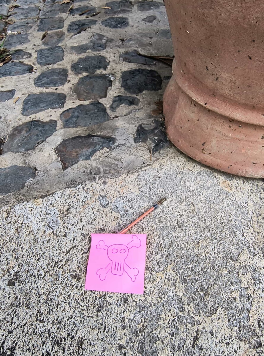 Consumo di eroina nei giardini: post it per segnalare le siringhe abbandonate