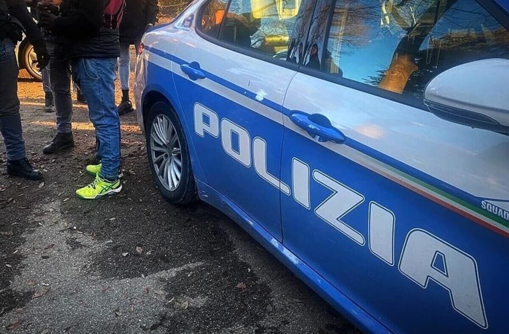 Minaccia e insegue la compagna con una katana, arrestato