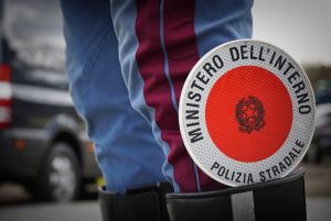 Frutta, bevande e droga per i clienti sul tavolino della sala da ballo