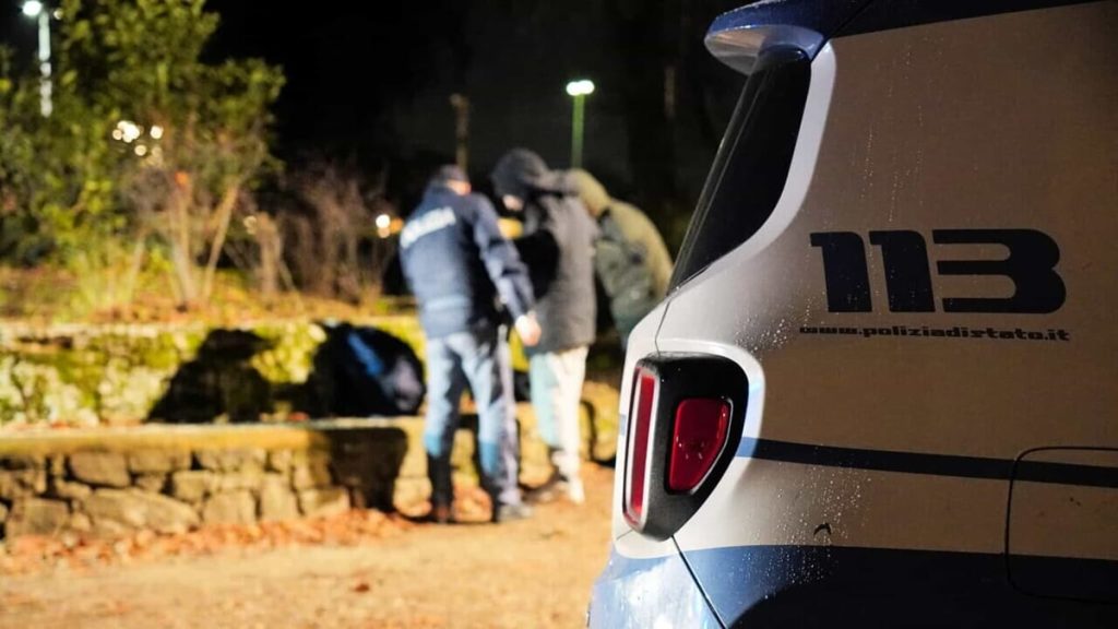 Sesto Fiorentino, rapina una tabaccheria e aggredisce gli agenti: arrestato